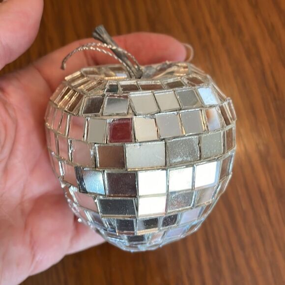 Collection of 12 silver mirrored apple Christmas tree ornaments - Picture 2 of 8